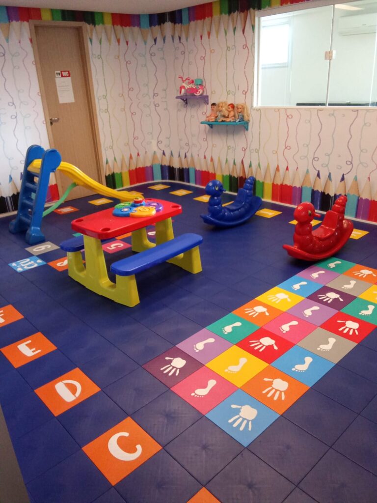 Imagem mostrando tapete modular instalado em sala de crinaças.
