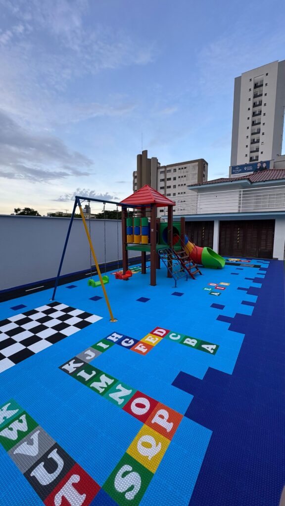 Imagem mostrando piso modular instalado em parquinho de brinquedo para crianças.
