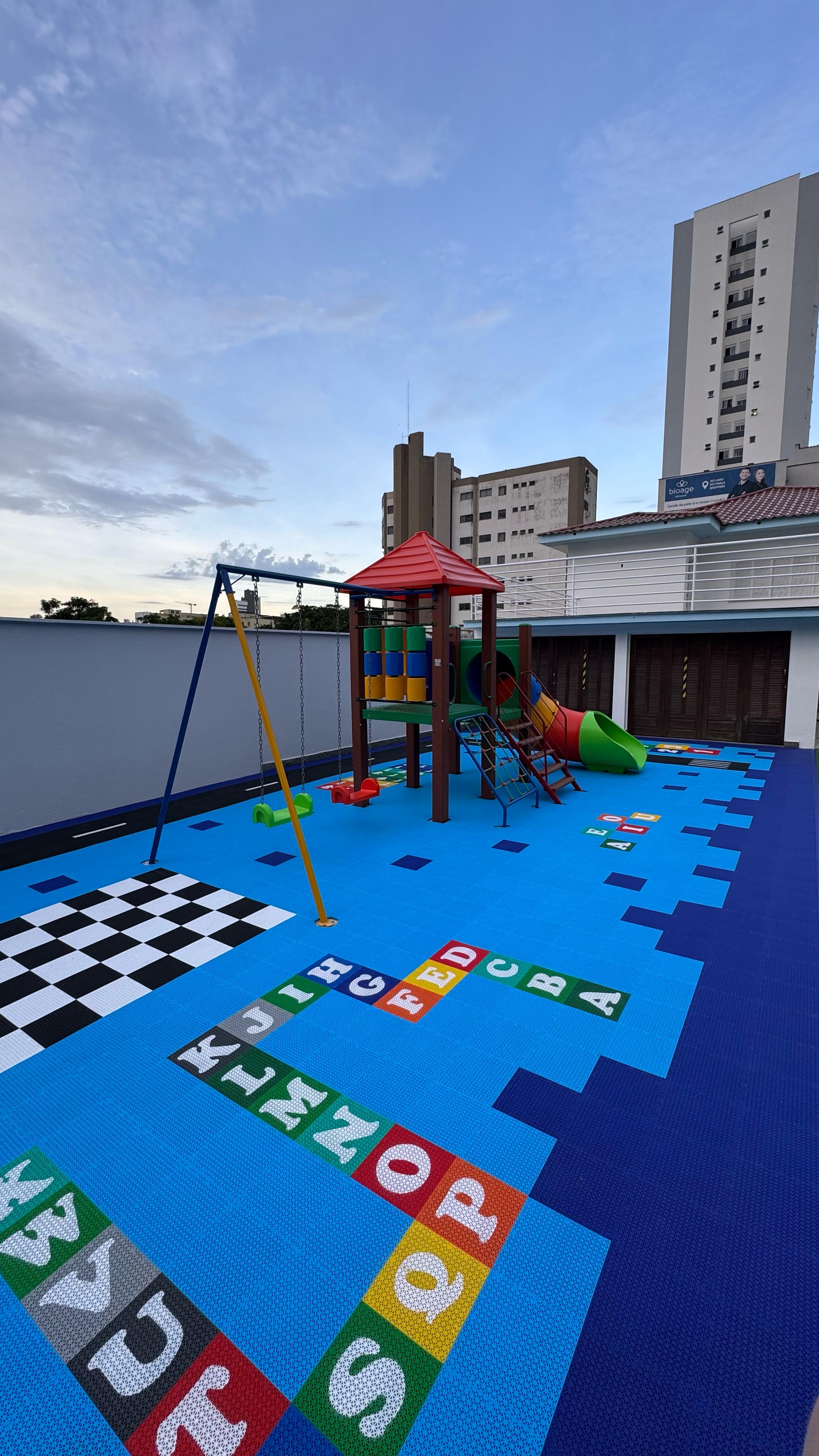 Imagem mostrando piso modular instalado em parquinho de brinquedo para crianças.