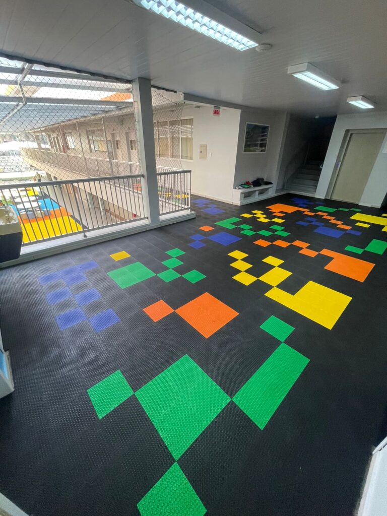 Pisos modulares instalado na escola no complexo inteiro